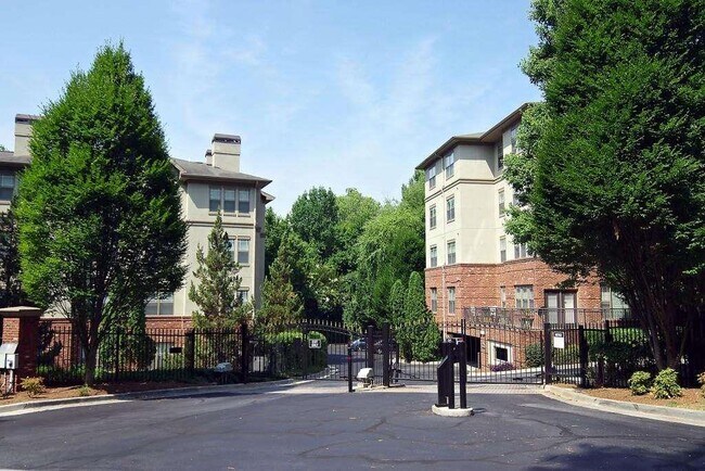 Building Photo - 5559 Glenridge Dr