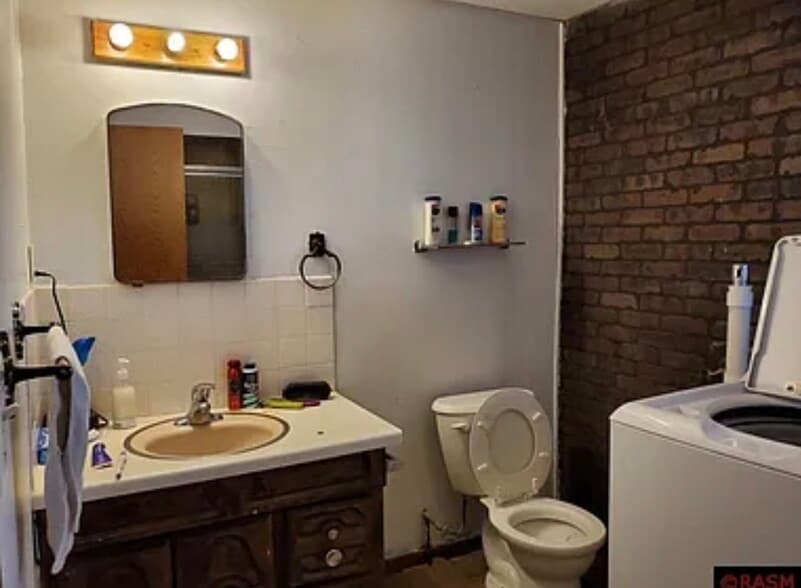 Building Photo - 921 N Riverfront Dr