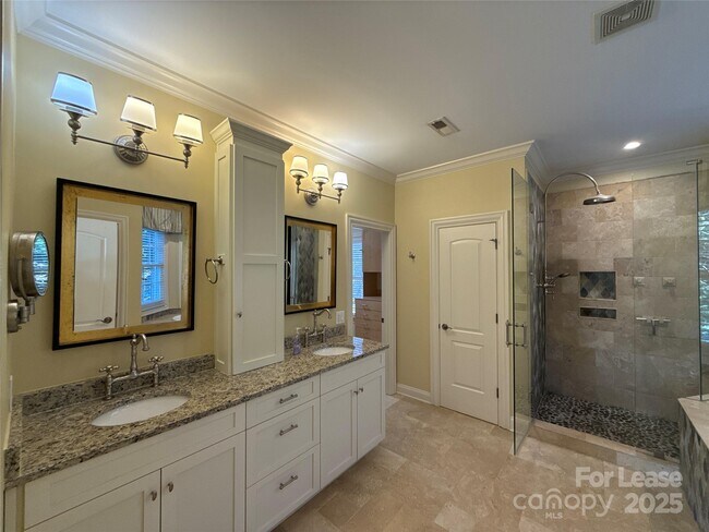 Building Photo - 1109 S Kings Dr