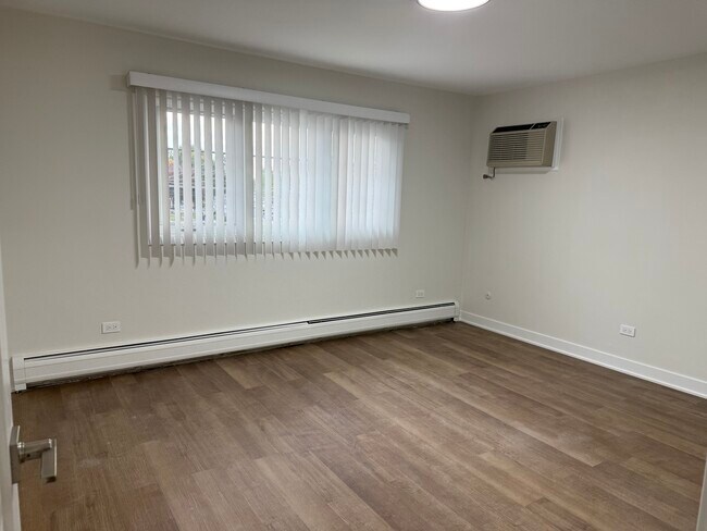 Building Photo - 544 LaGrange Rd