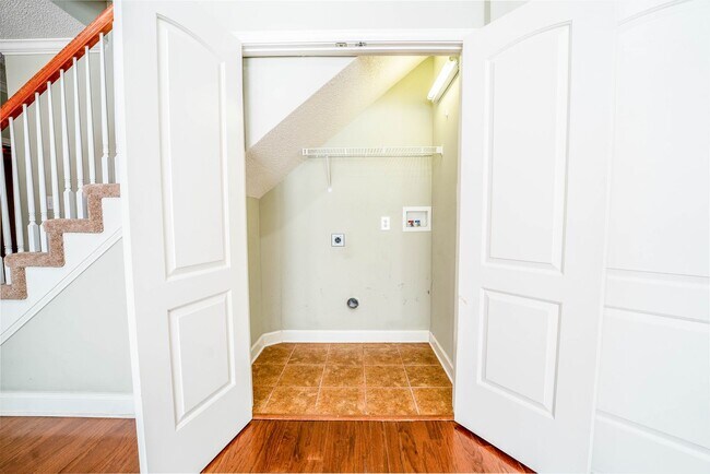 Building Photo - West Hills House 3BR/ 2.5BA, 2 Car garage, primary bedroom on main level