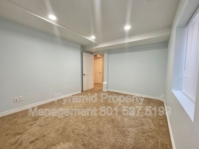 Building Photo - 2896 E Lookout Dr