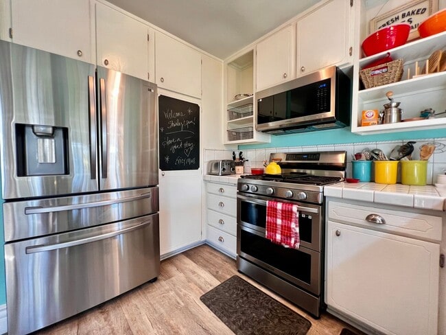 Building Photo - Beautiful 4 bedroom 2 bath House, with man...