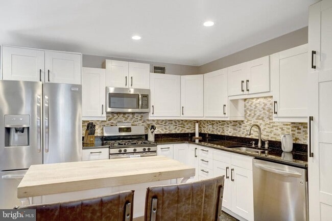 Building Photo - 6510 Carriage Dr
