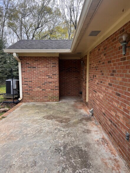 Building Photo - 2040 Pineview Dr