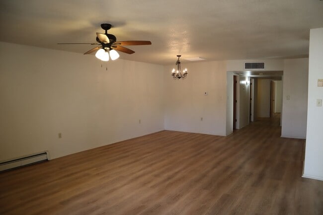 Building Photo - Livable, Lovable, & Avaiable!