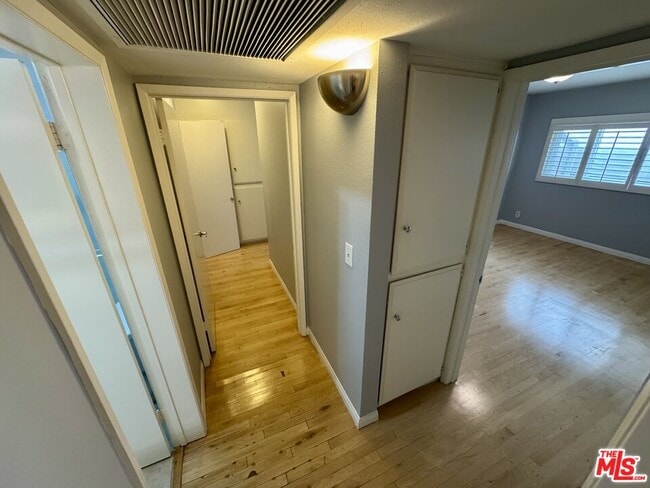 Building Photo - 1250 Kings Rd