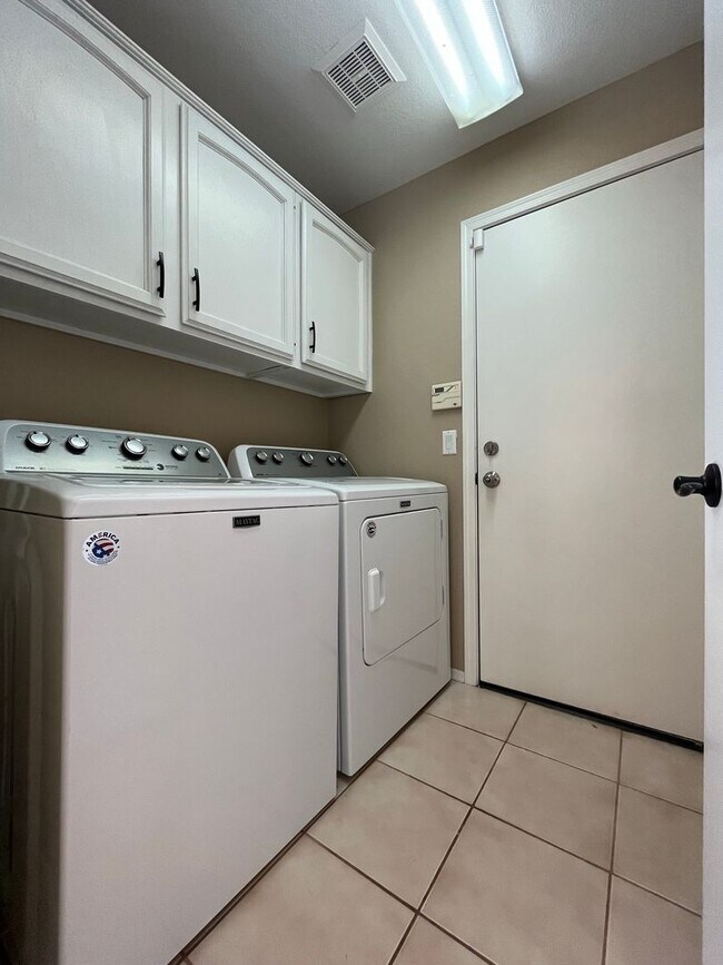 Building Photo - 4 Bedroom Home Near N McQueen Rd and E Cha...
