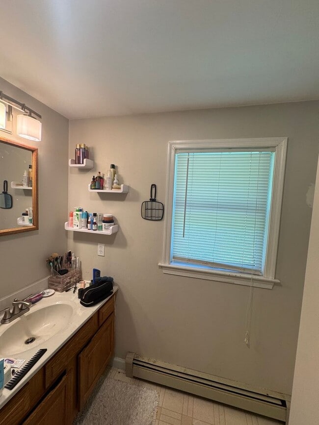 Building Photo - Spacious 3 bedroom 2.5 bathroom Duplex