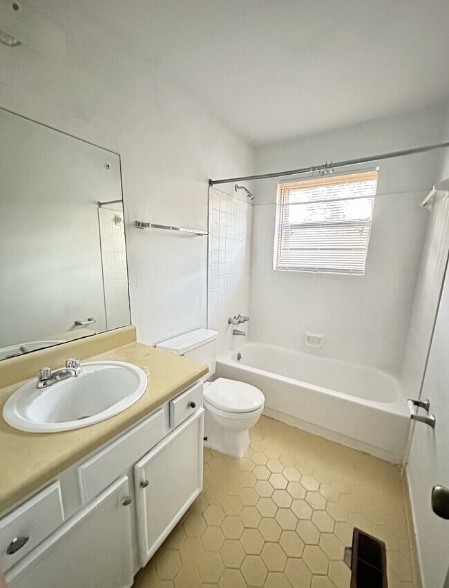 Building Photo - 405 11th St SW