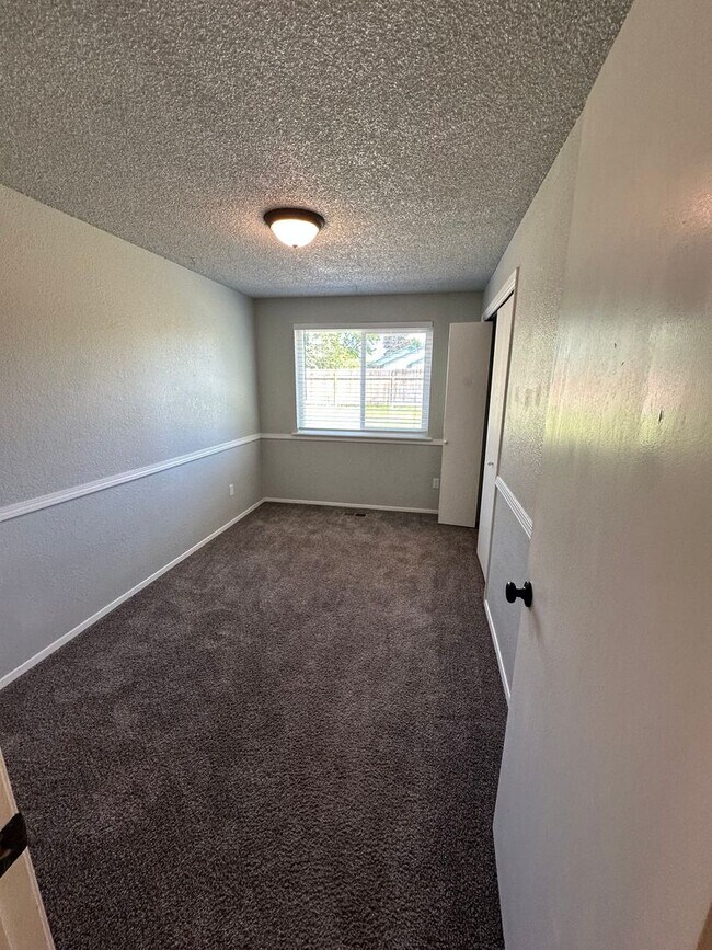 Building Photo - Ready first of June / 3 bedroom 2 bathroom...