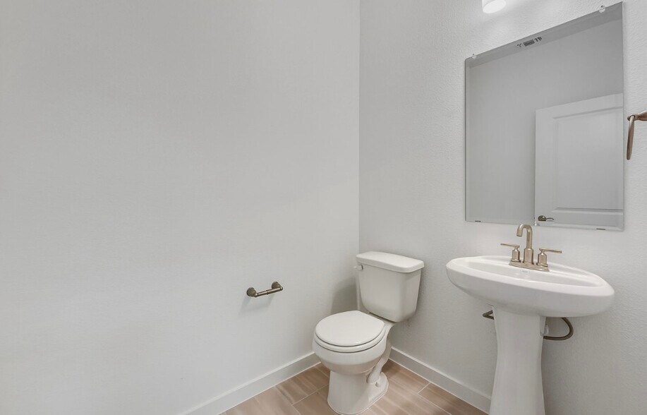 Building Photo - 480 Tailwind Dr