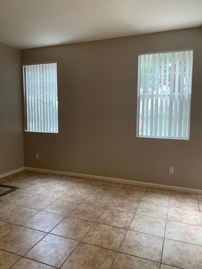 Building Photo - Beautiful 3 bedroom Condo in Summerlin- 2 ...