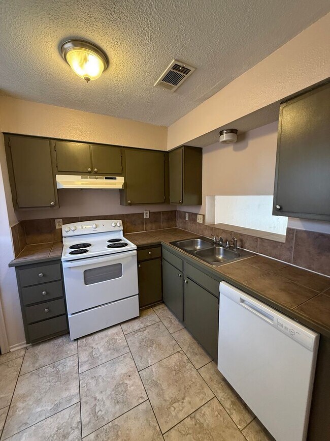 Building Photo - 2BD 1.5BA TOWNHOUSE WITH WATER INCLUDED