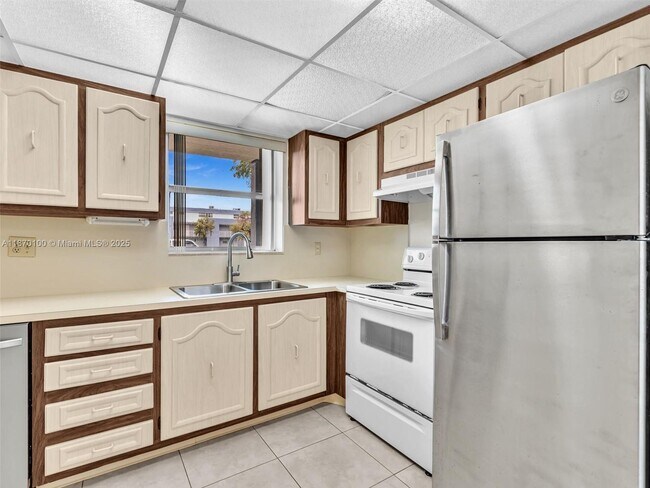Building Photo - 9367 Fontainebleau Blvd