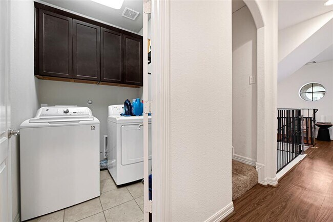 Building Photo - 1531 Woodbend Park S