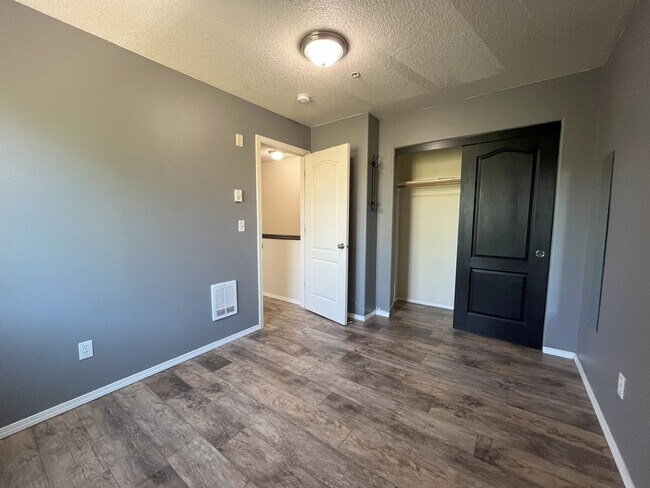 Building Photo - Bright 2-Bedroom Condo with Laminate Floor...