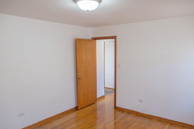 Building Photo - 5520 S Pulaski Rd