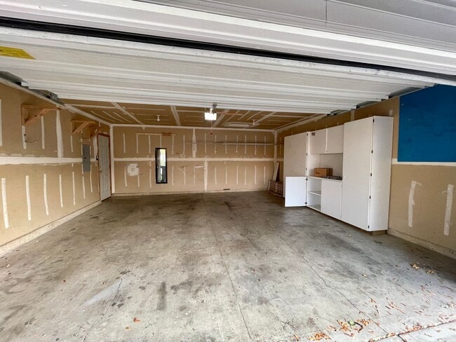 Building Photo - 2 Bedroom Duplex Near the Jim Parsley Community Center!