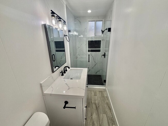 Building Photo - Fully Renovated 2bd/1ba! Just a block from...