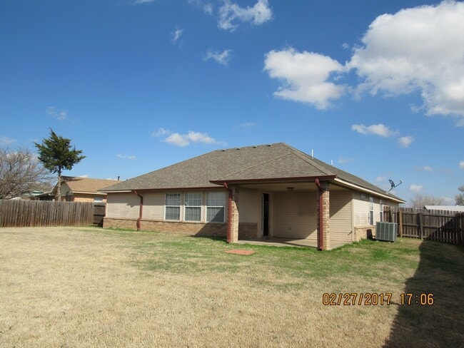 Building Photo - PET FRIENDLY WITH OWNER APPROVAL!!