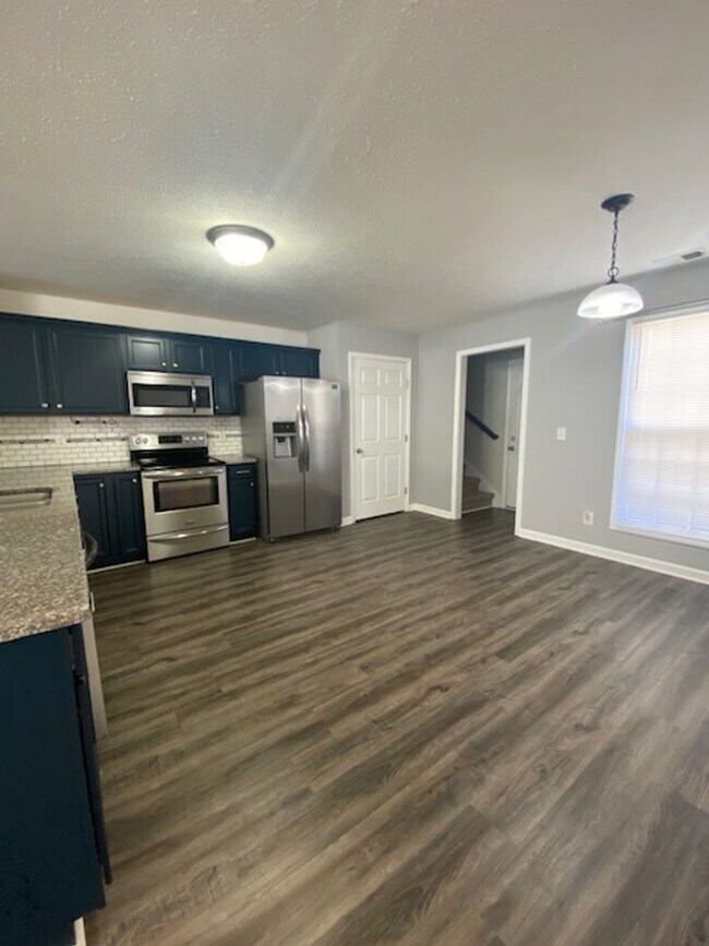 Building Photo - Newly Renovated Single Family Home