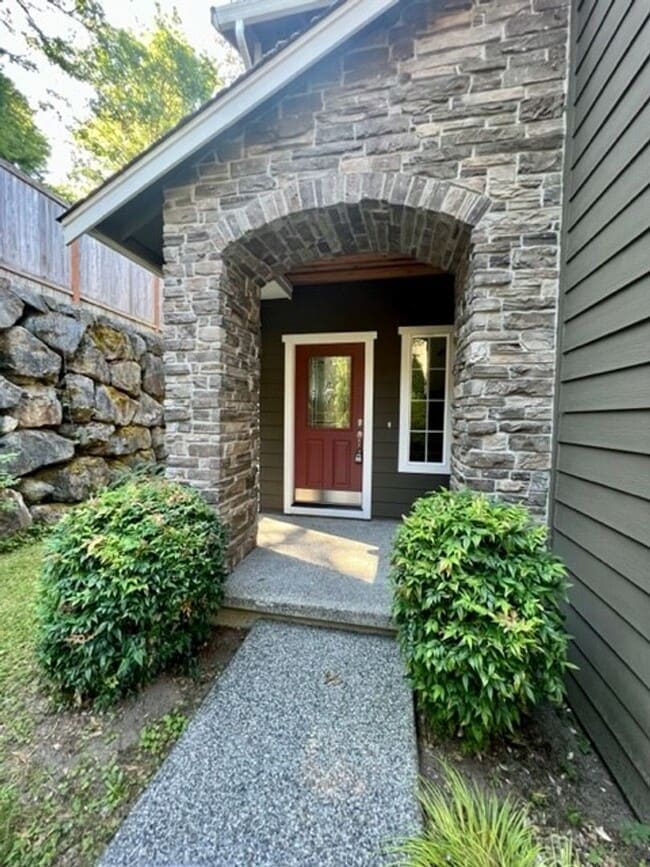 Building Photo - 3 bdrm 2.5 bth house