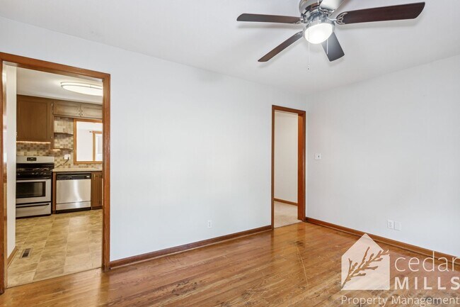 Building Photo - 3 Bedroom Home w Garage