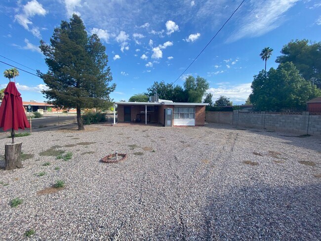 Building Photo - Light-Filled Tucson 2 Bedroom Rental – Mov...