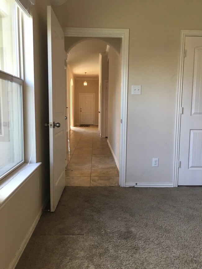 Building Photo - Great Open Floor Plan in Buda