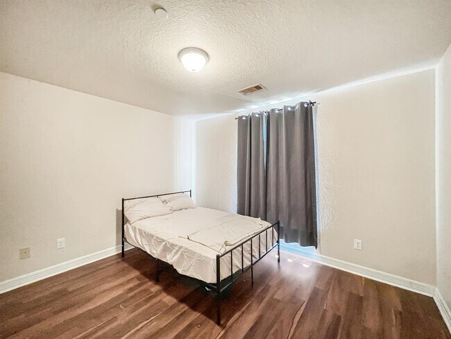 Building Photo - 5715 Ladonia St