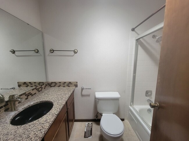 Building Photo - Stylish Split-Level in Central Kennewick w...