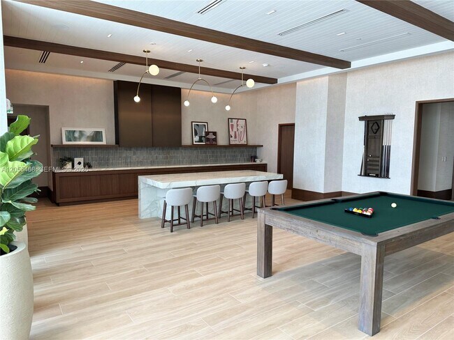 Building Photo - 2411 Laguna Cir
