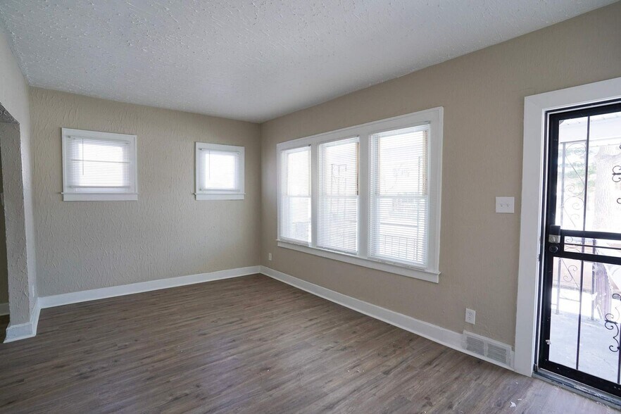 Building Photo - This beautifully updated 5-bedroom, 1-bath single-family home is ready for move-in!