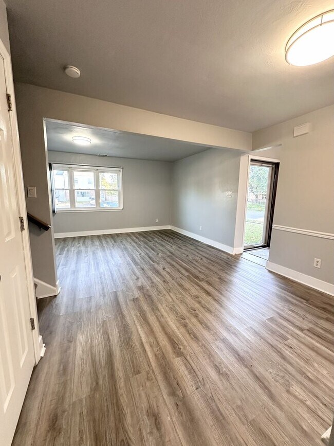 Building Photo - Beautifully Fully Updated 3-Bedroom End Unit Townhome