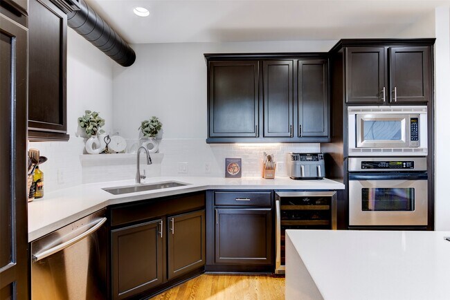 Building Photo - 1005 S Shepherd Dr