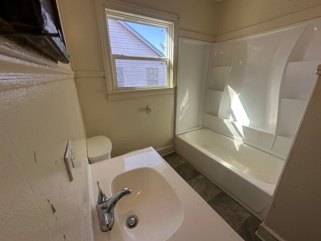 Building Photo - 4008 Beverly Dr