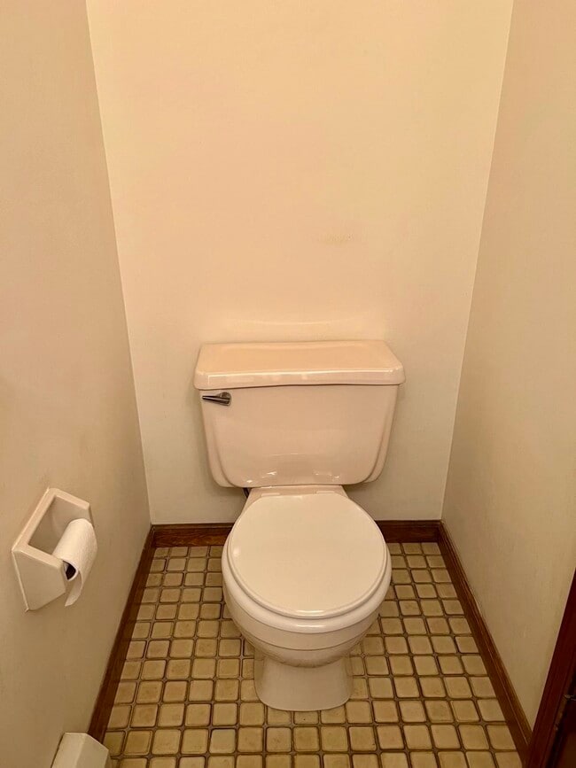 Building Photo - 649 Middle Tpke E