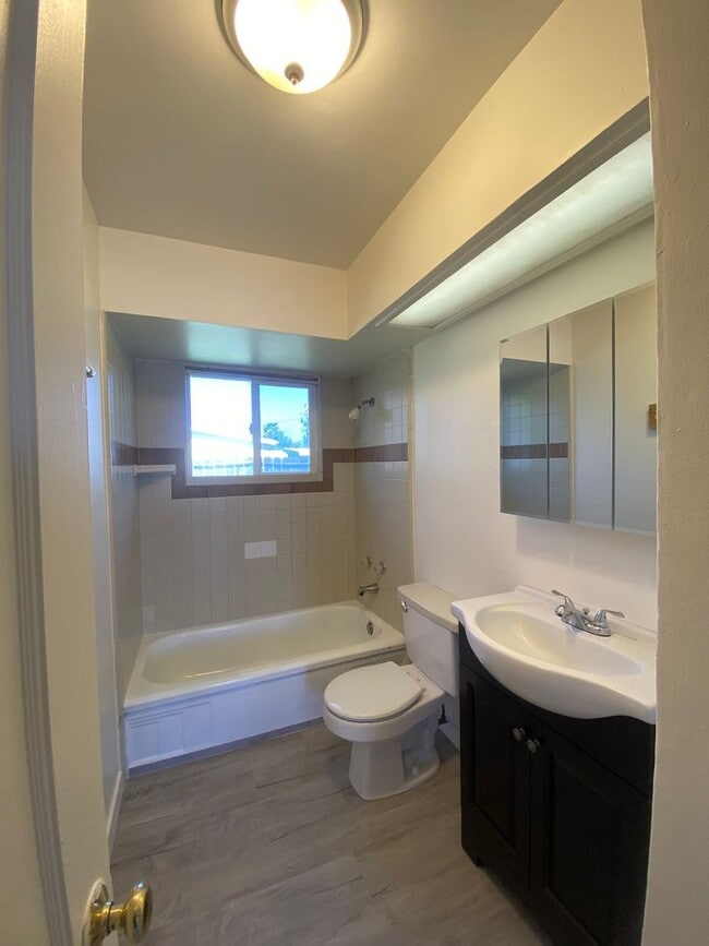 Building Photo - 3 Bed/1 Bath with Large fenced yard in central Paso Robles near Highschool!