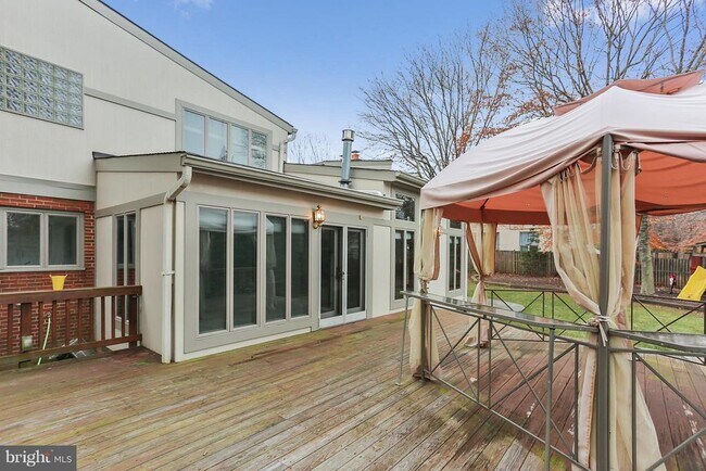 Building Photo - 9801 Clydesdale St