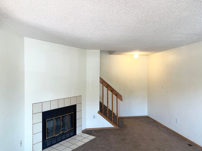 Building Photo - Nice 3 Bedroom Unit Near Everything!!