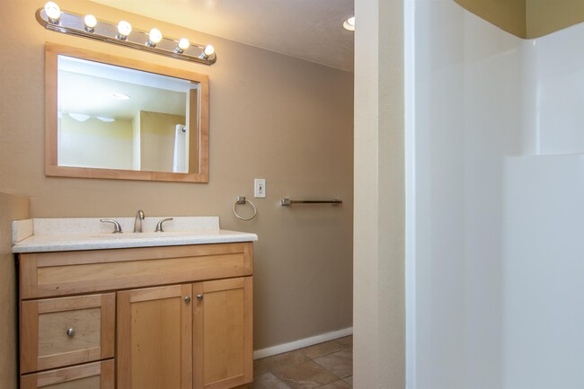 Building Photo - 1585 Rundquist Dr
