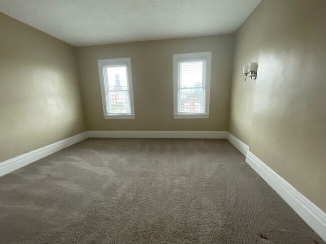 Building Photo - 931 E Whittier St