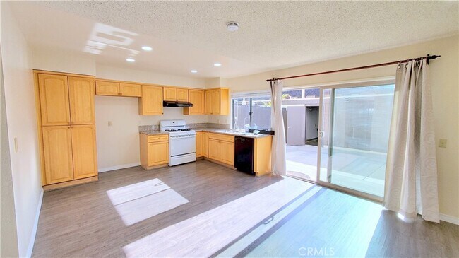 Building Photo - 719 Briarwood Ln