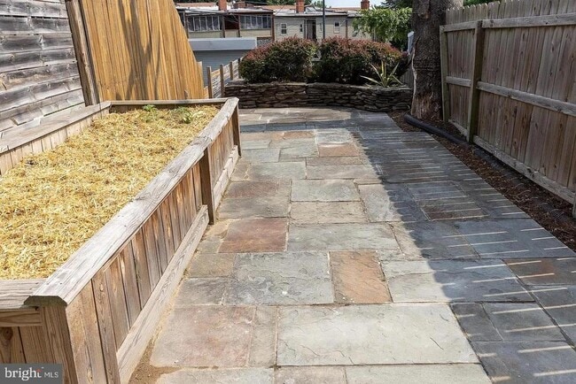 Building Photo - 1819 L St NE