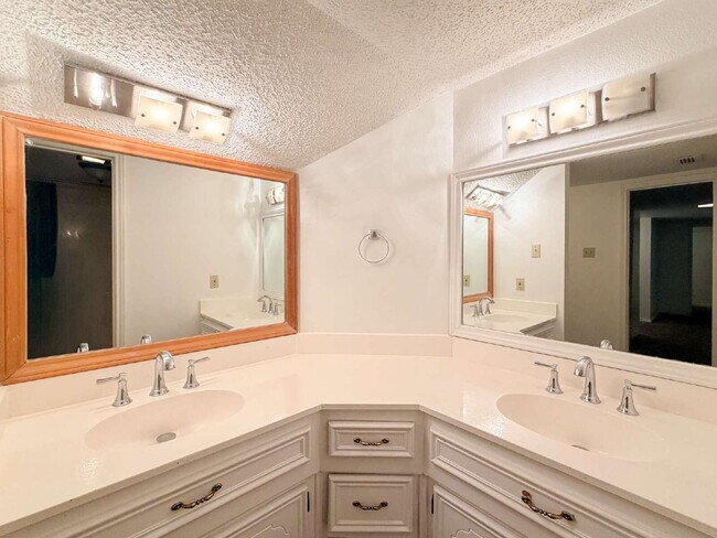 Building Photo - Beautiful 6 bed, 2 bath home in Burleson!