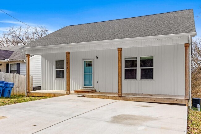Building Photo - 1213 N Chamberlain Ave