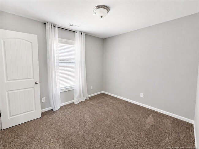 Building Photo - 143 Ledgebrook Ln