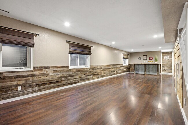 Building Photo - "Spacious 5-Bedroom Haven with 3 Full Bath...