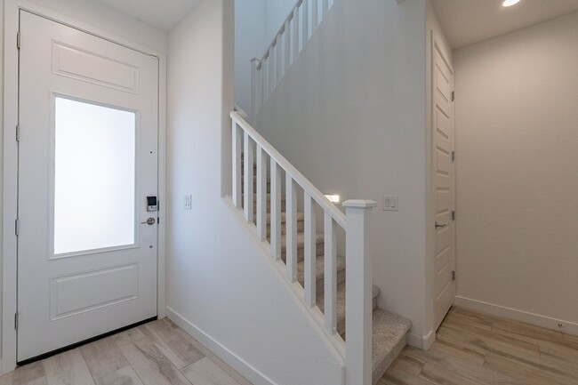 Building Photo - Unbeatable Luxury: Your Key to Elevated Li...